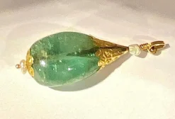Pendentif en or jaune orné d’une importante émeraude et de perles
