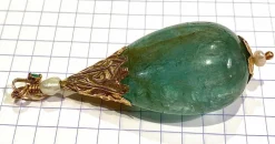 Pendentif en or jaune orné d’une importante émeraude et de perles