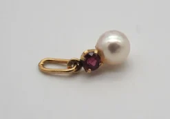 Pendentif en or jaune, perle et rubis