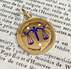 Pendentif en or jaune signe du Zodiac de la balance