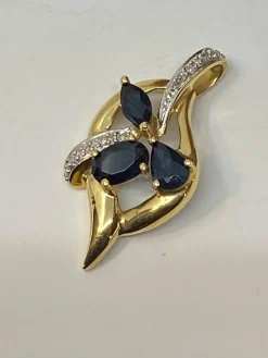 Pendentif en or, saphirs, diamants