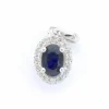 Pendentif entourage en or blanc avec diamants et saphir