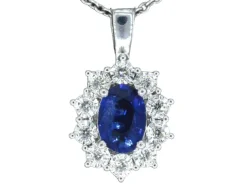 Pendentif entourage en or blanc avec diamants et saphir