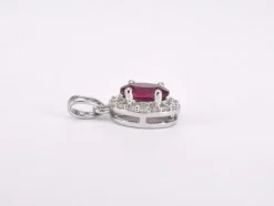 Pendentif entourage en or blanc avec diamants et rubis