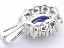 Pendentif entourage en or blanc avec diamants et saphir