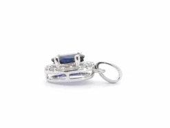 Pendentif entourage en or blanc avec diamants et saphir