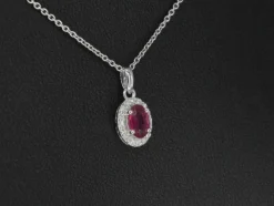 Pendentif entourage en or blanc avec diamants et rubis