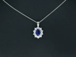 Pendentif entourage en or blanc avec diamants et saphir