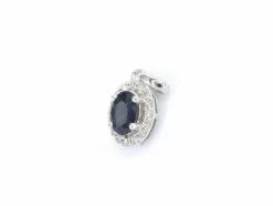 Pendentif entourage en or blanc avec diamants et saphir