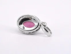 Pendentif entourage en or blanc avec diamants et rubis