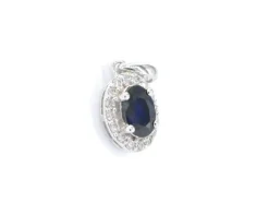 Pendentif entourage en or blanc avec diamants et saphir