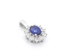 Pendentif entourage en or blanc avec diamants et saphir