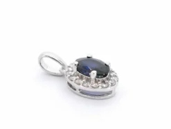 Pendentif entourage en or blanc avec diamants et saphir