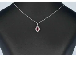 Pendentif entourage en or blanc avec diamants et rubis