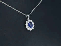 Pendentif entourage en or blanc avec diamants et saphir