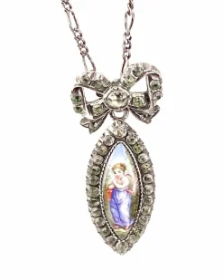 Pendentif et sa chaine en argent : enfant sur email et pierres blanches. Vers 1900