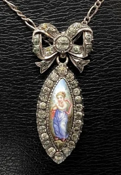 Pendentif et sa chaine en argent : enfant sur email et pierres blanches. Vers 1900