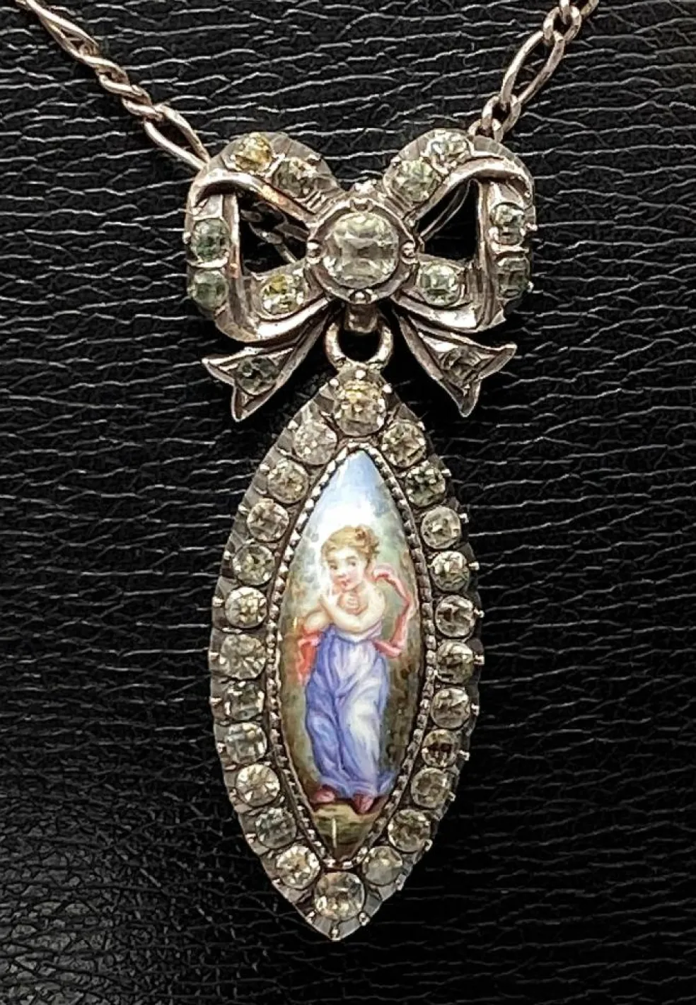 Pendentif et sa chaine en argent : enfant sur email et pierres blanches. Vers 1900