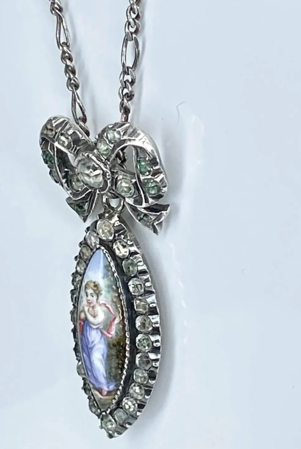 Pendentif et sa chaine en argent : enfant sur email et pierres blanches. Vers 1900