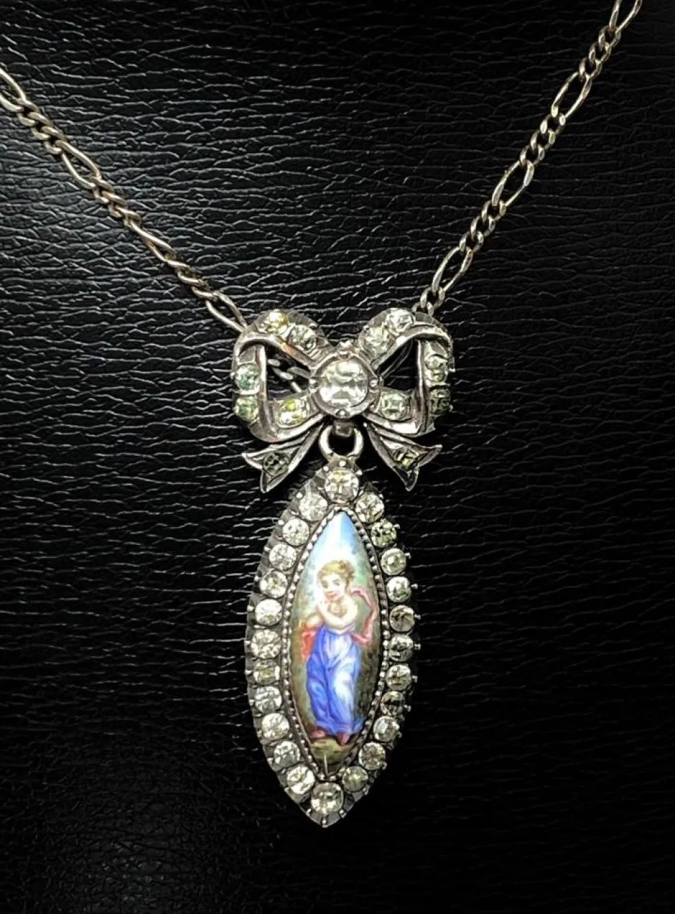 Pendentif et sa chaine en argent : enfant sur email et pierres blanches. Vers 1900