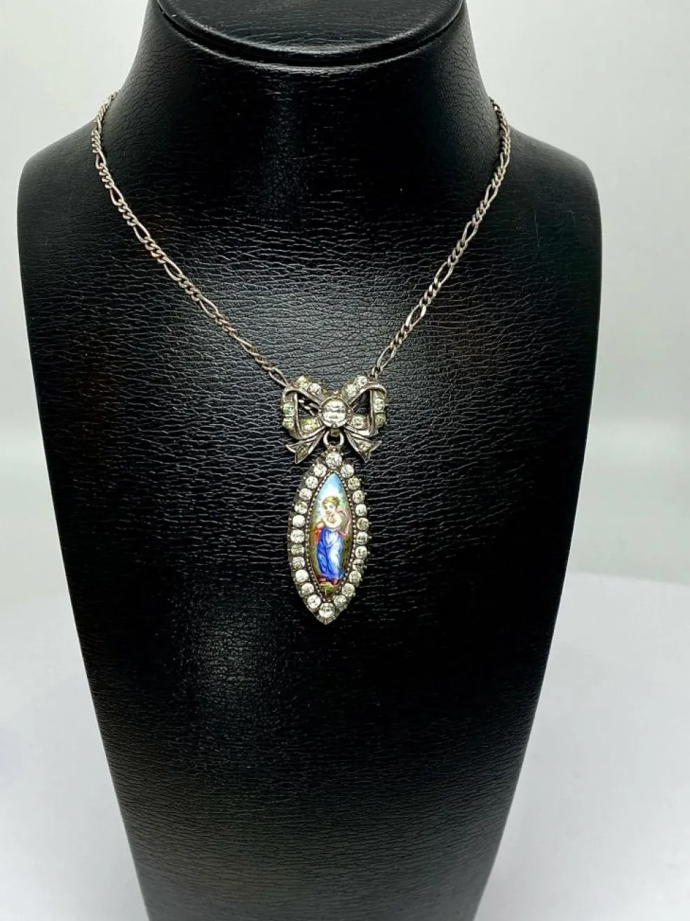 Pendentif et sa chaine en argent : enfant sur email et pierres blanches. Vers 1900