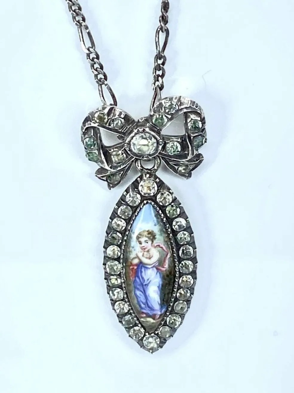 Pendentif et sa chaine en argent : enfant sur email et pierres blanches. Vers 1900