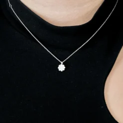 Pendentif Fleur en or gris et diamants
