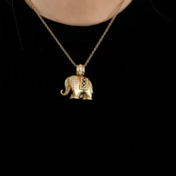 Pendentif éléphant précieux