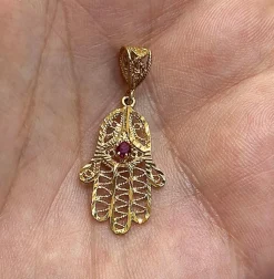 Pendentif main de Fatima en or et pierre rouge