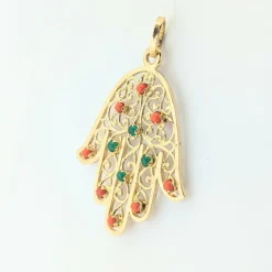 Pendentif main en or jaune corail et calcédoine