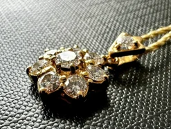 Pendentif marguerite en or jaune avec diamants, certifié HRD