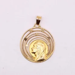 Pendentif Médaille de la Vierge voilée sous un ciel étoilé