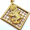Pendentif médaille lion sur fond grillagé