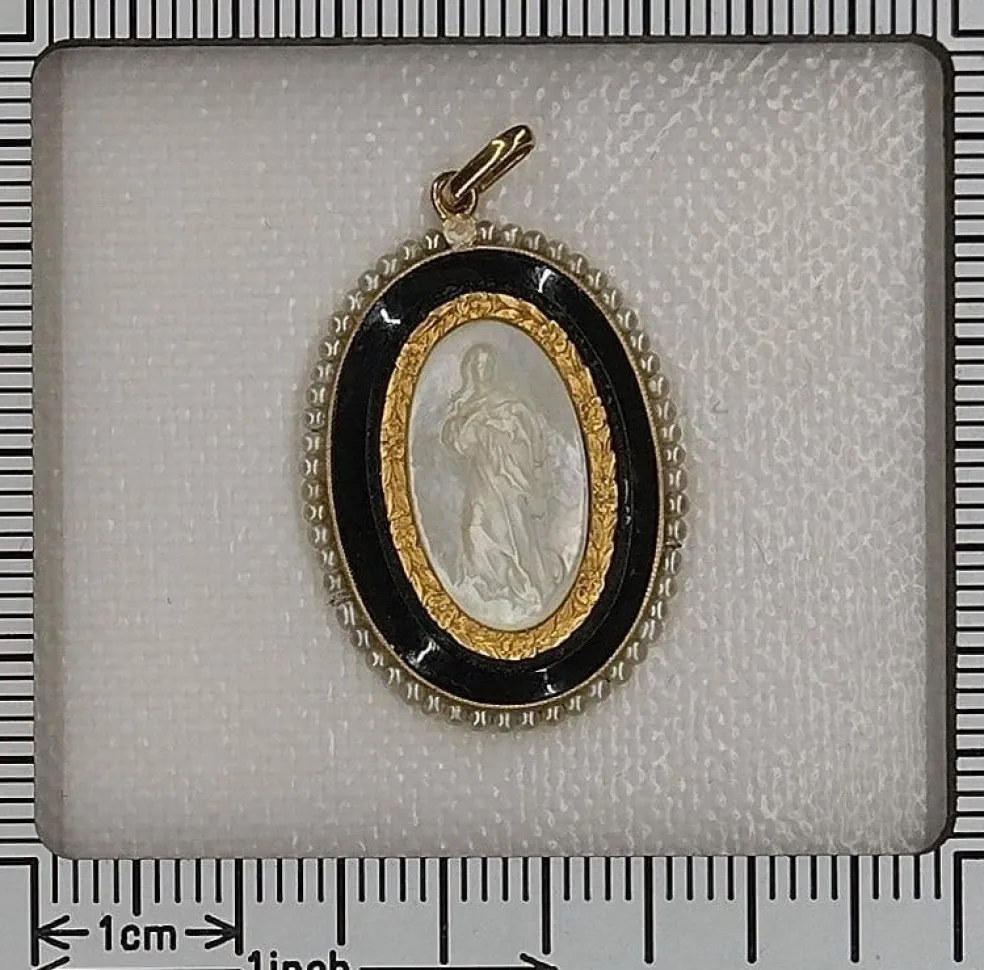 Pendentif Médaille Marie nacre onyx et perles de rocaille