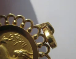Pendentif médaille or jaune zodiaque Capricorne