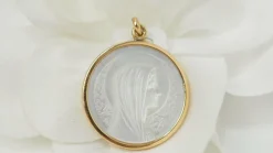 Pendentif Médaille Vierge En Or Jaune Et Nacre