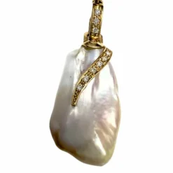 PENDENTIF MODERNE DU XXIE SIÈCLE EN OR 18 KT AVEC DIAMANTS ET PERLE BAROQUE