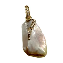 PENDENTIF MODERNE DU XXIE SIÈCLE EN OR 18 KT AVEC DIAMANTS ET PERLE BAROQUE