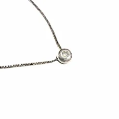 Pendentif moderne en or blanc avec diamants