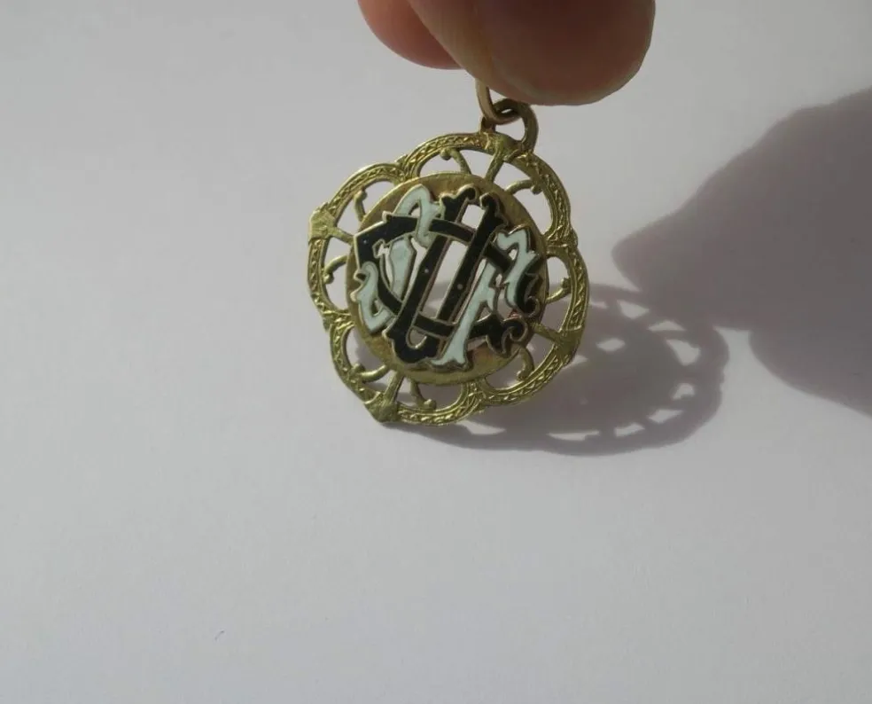 Pendentif monogramme ajouré émail or