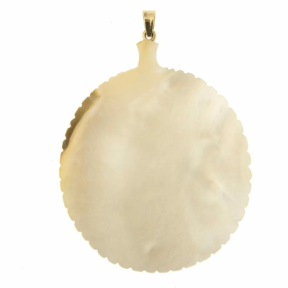 Pendentif nacre sculptée