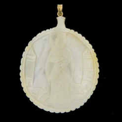 Pendentif nacre sculptée