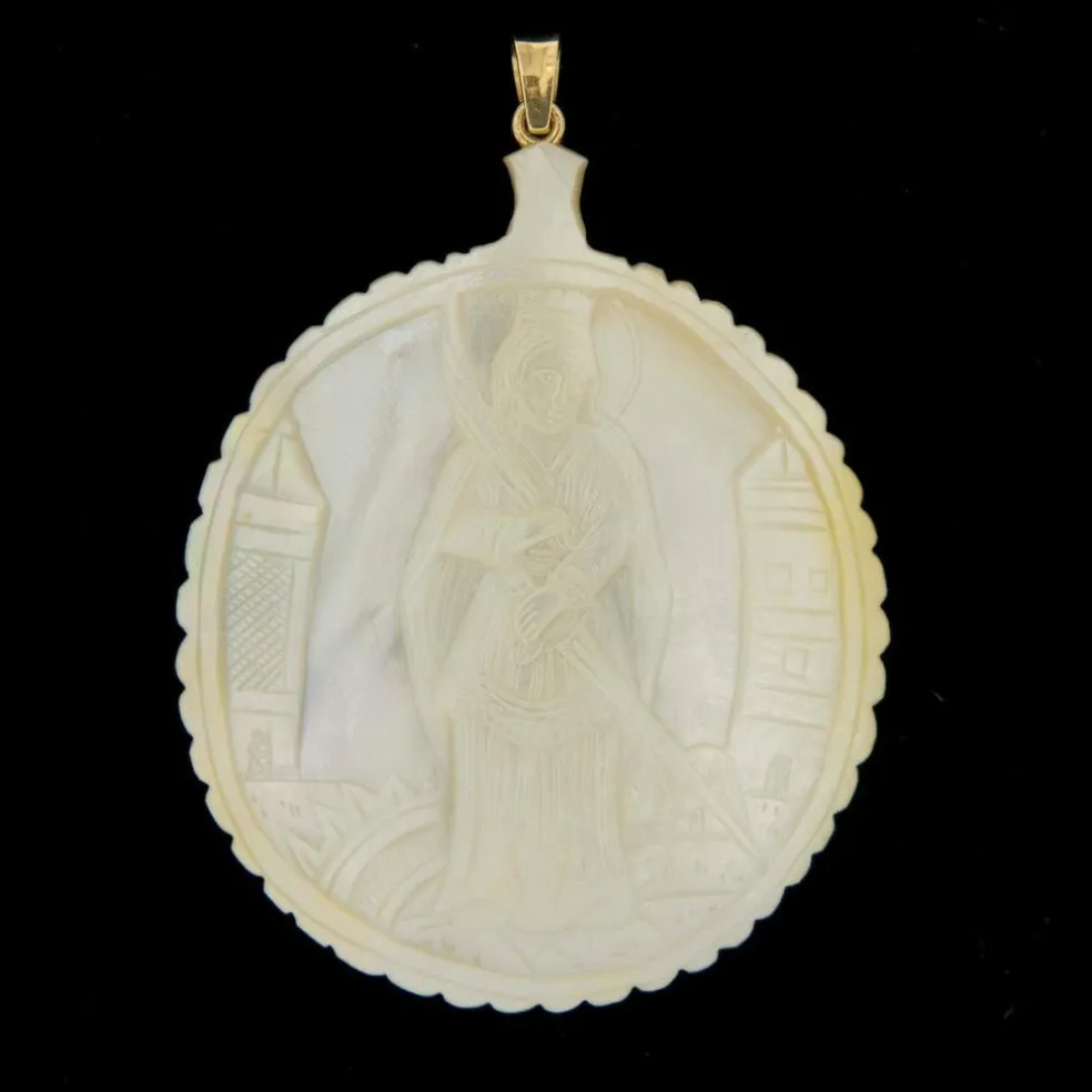Pendentif nacre sculptée
