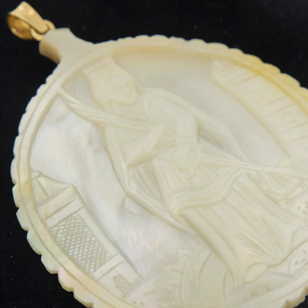 Pendentif nacre sculptée