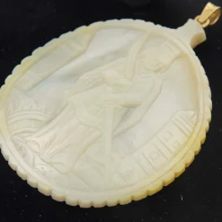 Pendentif nacre sculptée