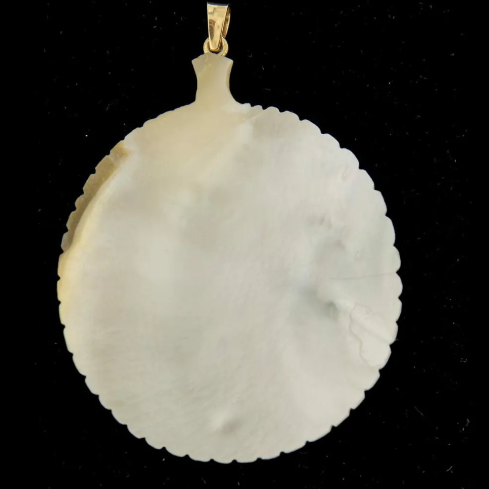 Pendentif nacre sculptée
