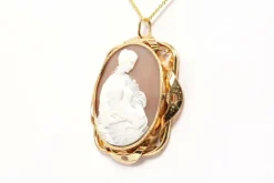 Pendentif Napoléon III or jaune et camée coquillage