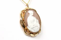 Pendentif Napoléon III or jaune et camée coquillage