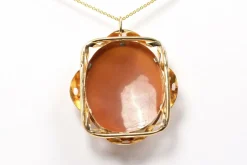 Pendentif Napoléon III or jaune et camée coquillage