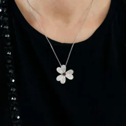 Pendentif or blanc, rubis, diamants
